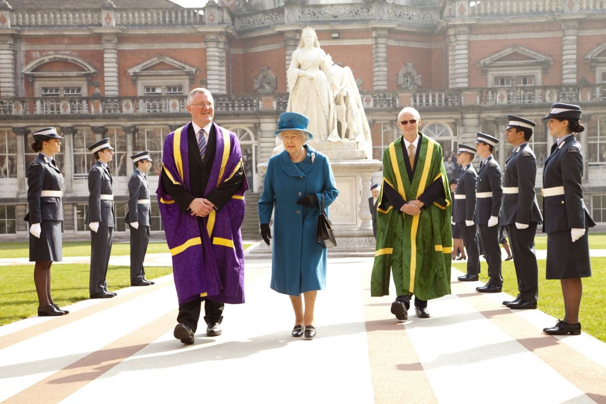 Queen Elizabeth besøker Royal Holloway University